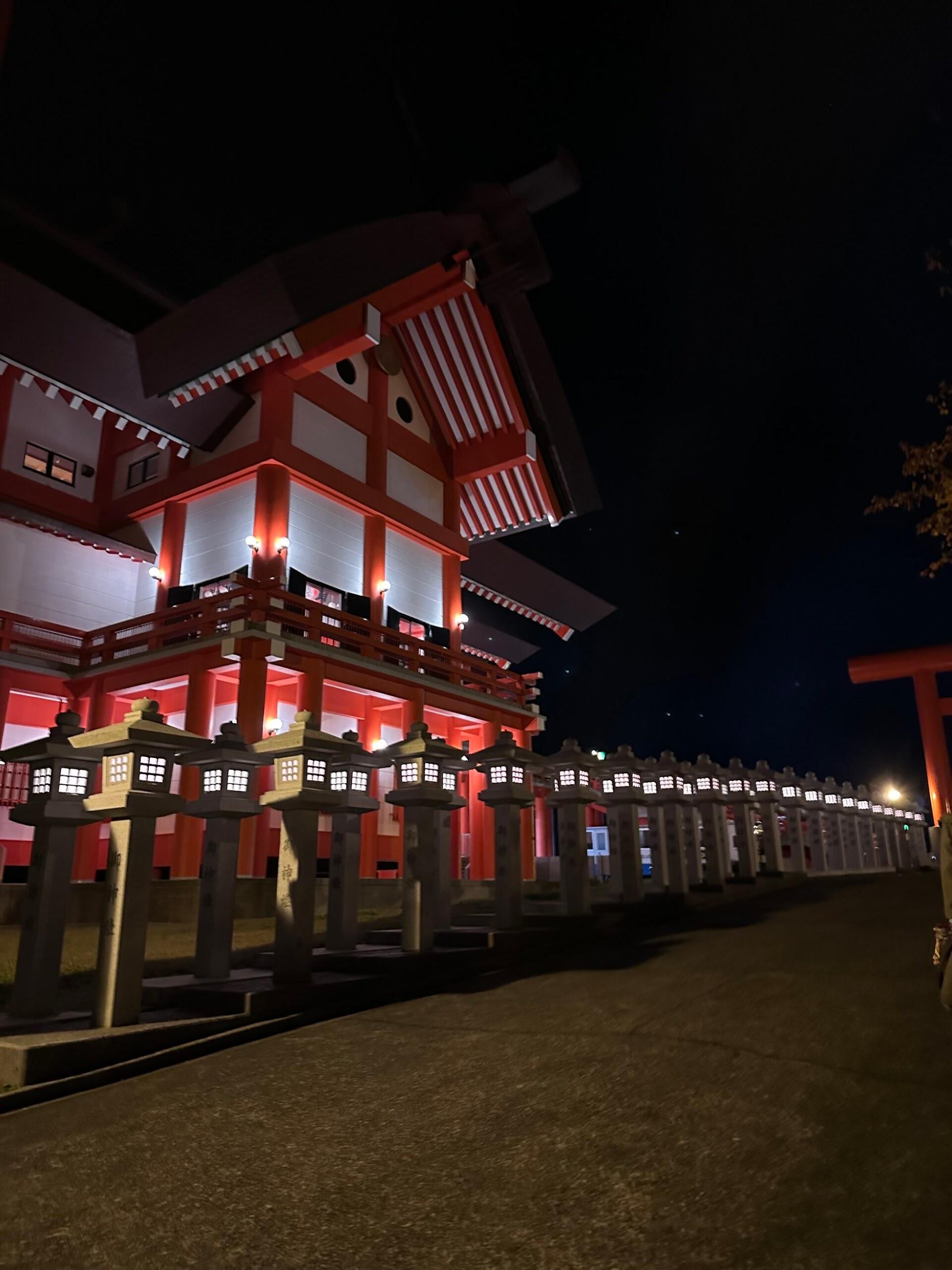 宝徳山稲荷大社の夜の境内